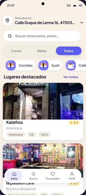 Pantalla de inicio de la app Bokado con la dirección elegida, el buscador, los filtros Comer, Beber y Todos, las categorías y una lista de lugares destacados con su valoración.