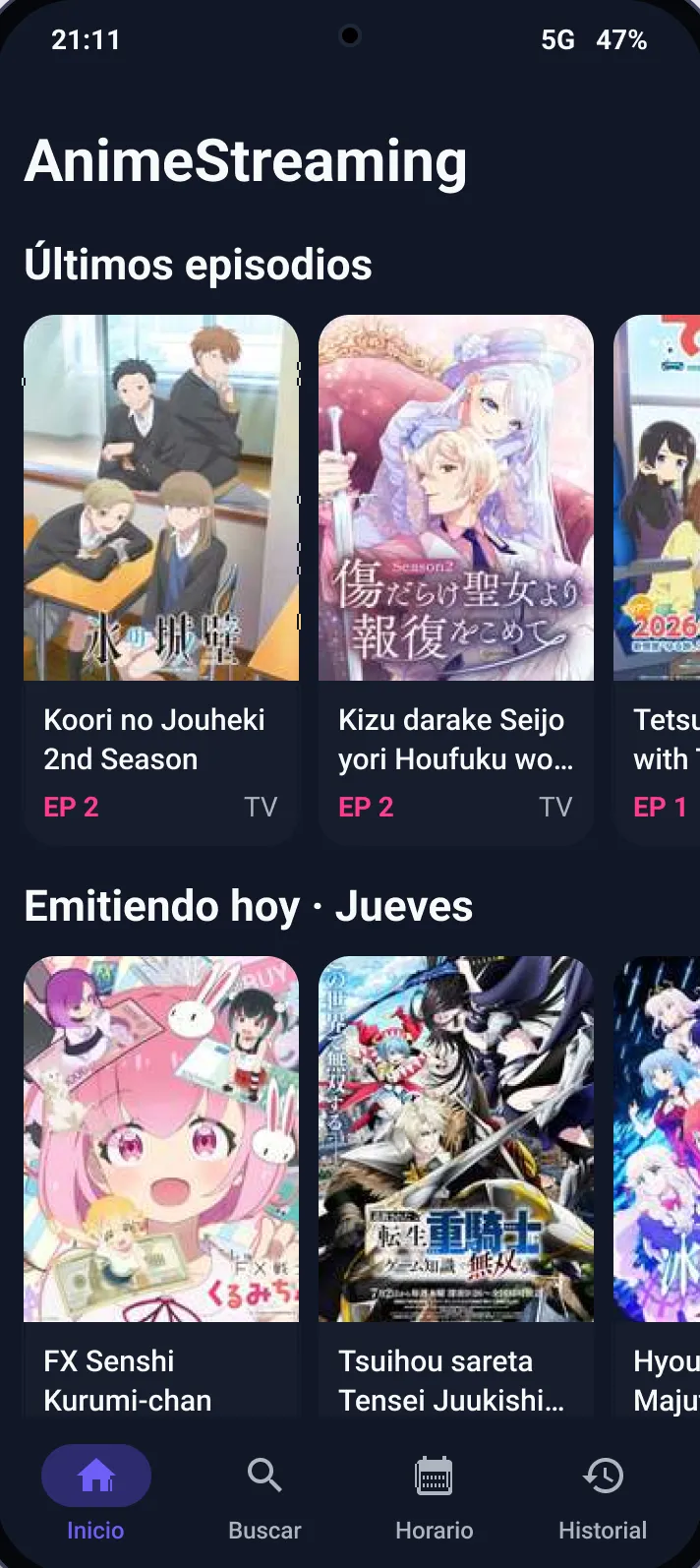 Pantalla de inicio de la app en el móvil con dos filas horizontales de series, Últimos episodios y Emitiendo hoy, y la barra de navegación inferior.